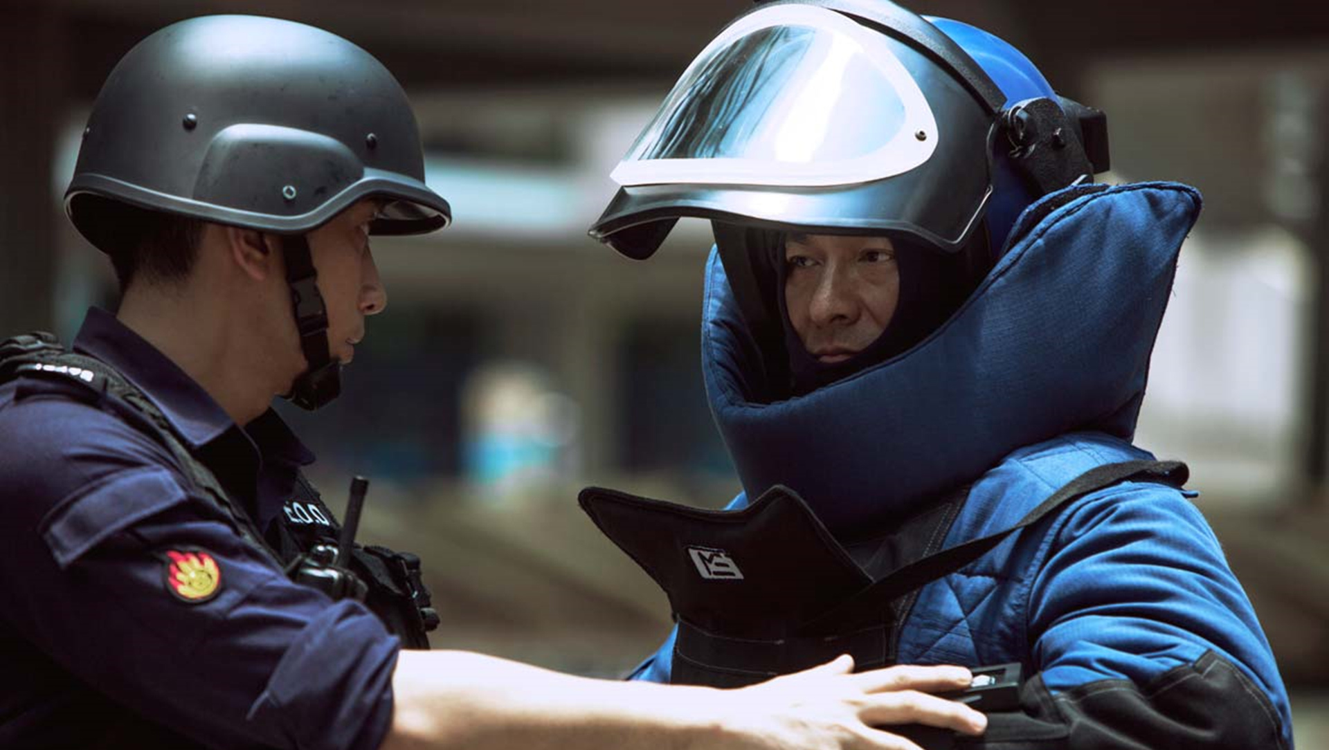 拆弹专家2防暴服真的能挡得住狙击枪的子弹吗估计有点悬