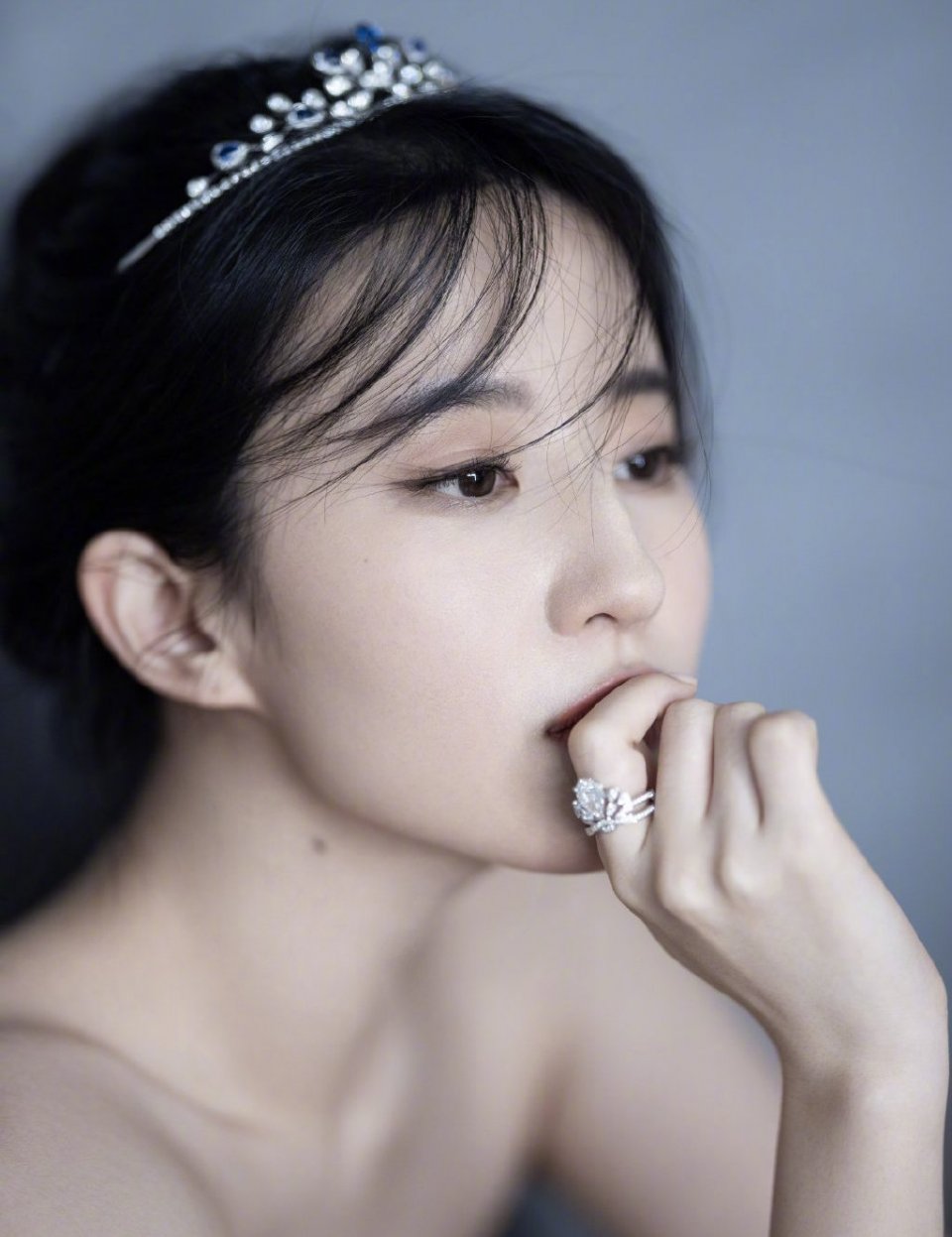 刘亦菲粉丝p图漏相机?真实脸比精修图大一圈,相机照暴露所有