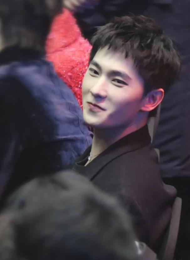 不少明星都尝试过这款刘海|刘海|杨洋|发型_新浪新闻