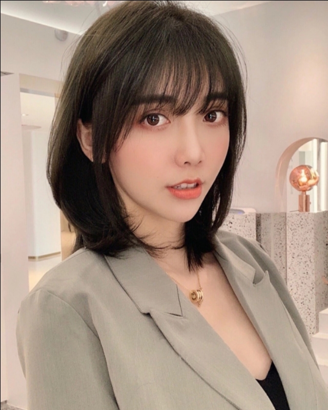 剪裁自然随性的刘海部分搭配初恋头,修饰脸型的同时显得非常甜美,脸颊