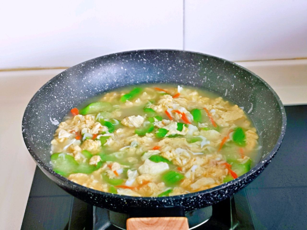 12,再次大火煮开,食材都煮熟了,然后就可以关火装盘了,一份美味的菜汤