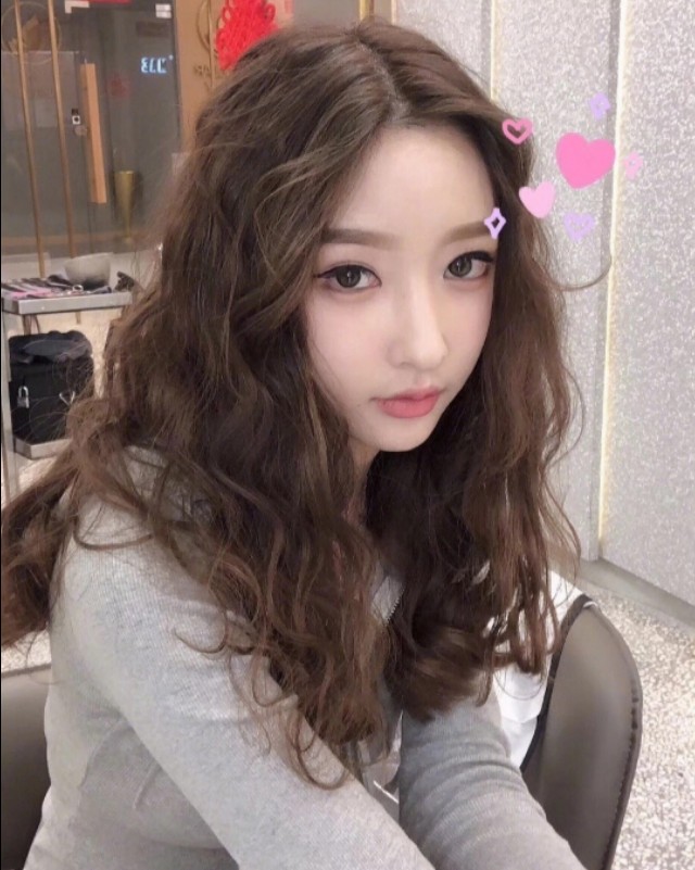 相对羊毛卷,可爱又减龄"海藻烫"发型更受女生欢迎,时尚又好看