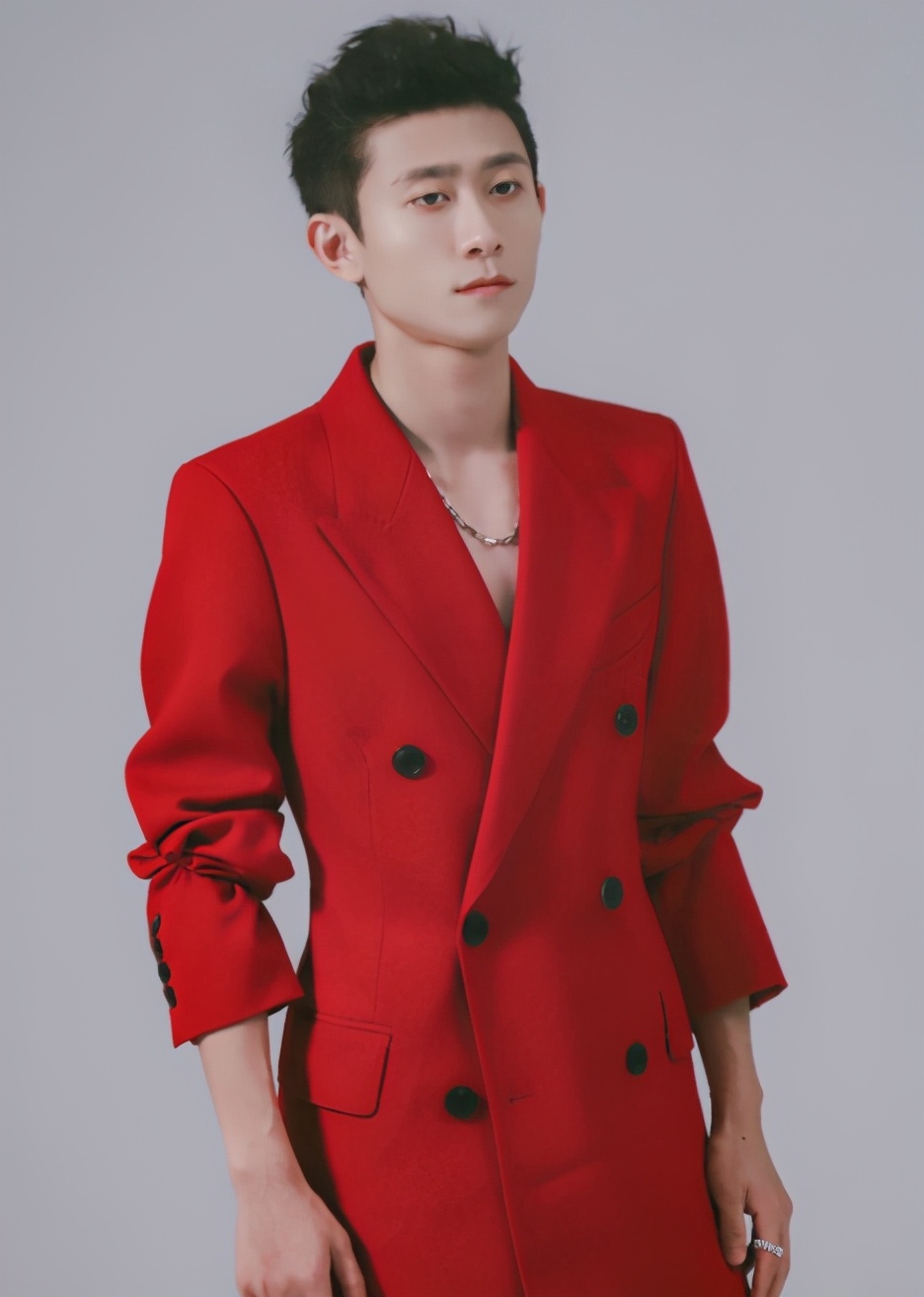 张一山真的太敢了,大胆挑战红色西装,帅气面貌刮目相看