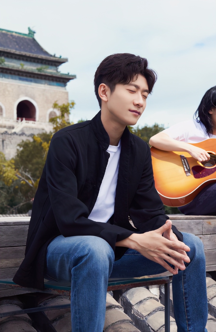 张一山真的太敢了,大胆挑战红色西装,帅气面貌刮目相看