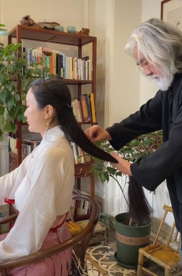 妻子为张纪中盖被子摆拍明显，夫妻年龄差30岁遭嘲“孙女真孝顺”休闲区蓝鸢梦想 - Www.slyday.coM