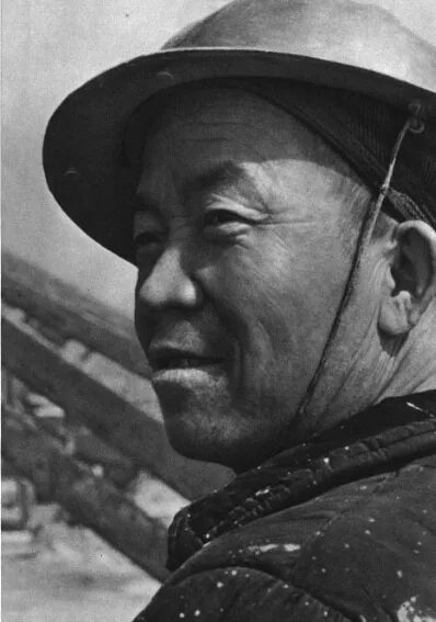 图为1966年的大庆油田铁人王进喜.