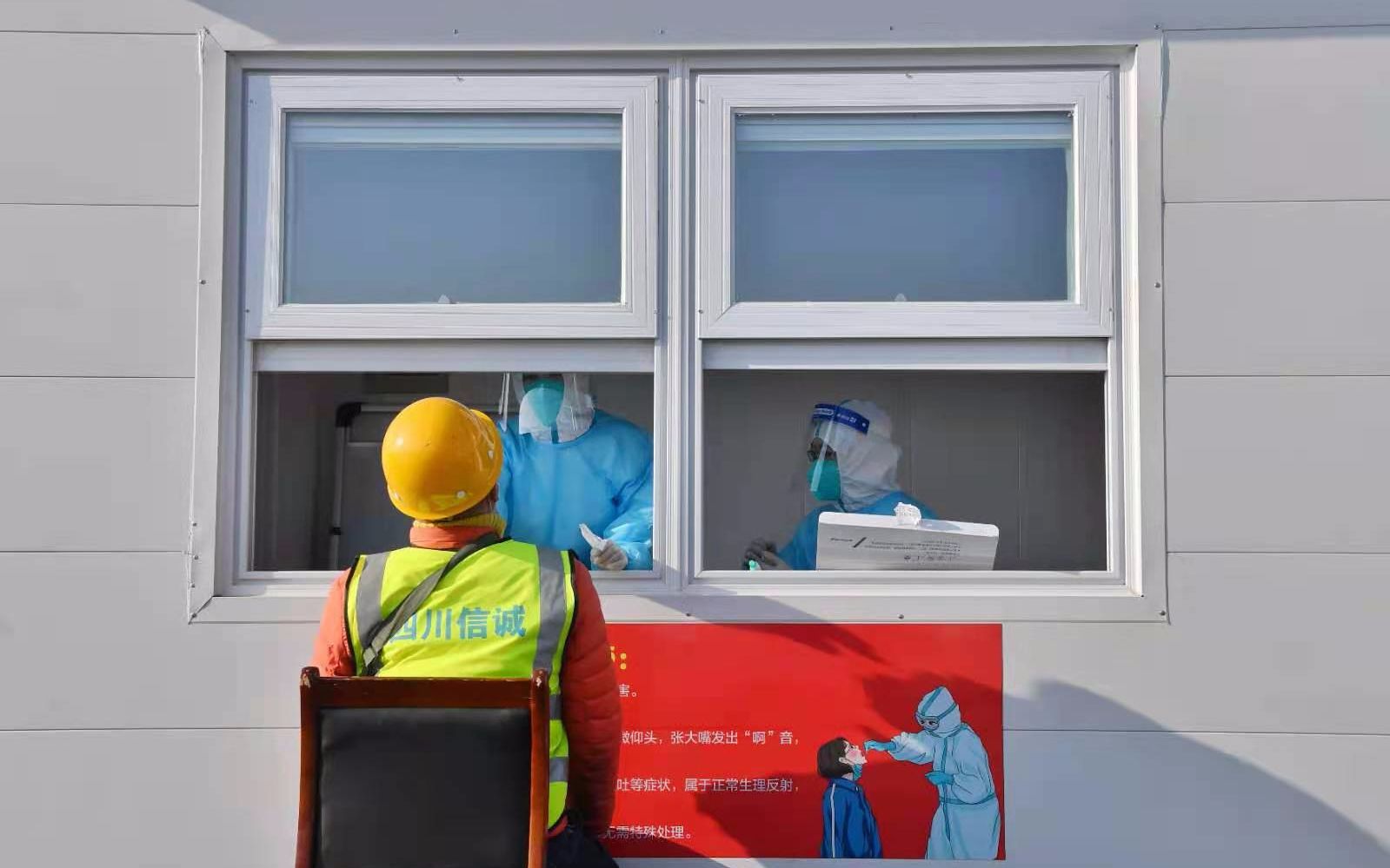 国门一号核酸采样点,医务人员在进行采样.新京报记者 李木易 摄