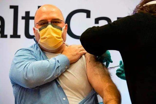 12月21日，一名男子在美接种新冠疫苗。图源：新华社