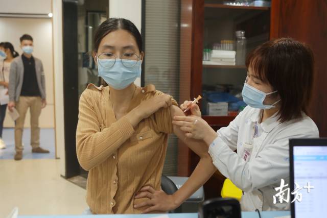 深圳市罗湖区人民医院置地体检中心新冠疫苗接种点。