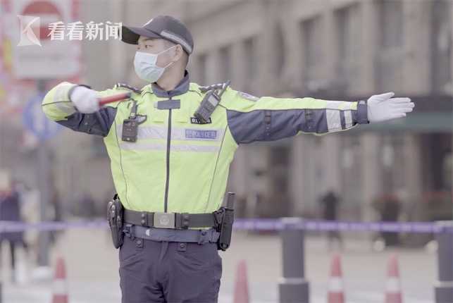 视频2020最后一个拥抱外滩指路人黄俊