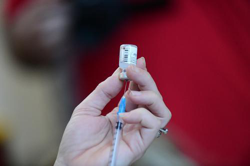 德国大规模疫苗接种准备就绪,101岁老妇获得"首针"