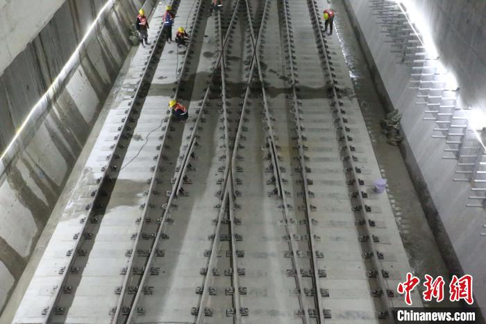 图为,工人正在精调交叉过渡线道岔 张鑫 摄