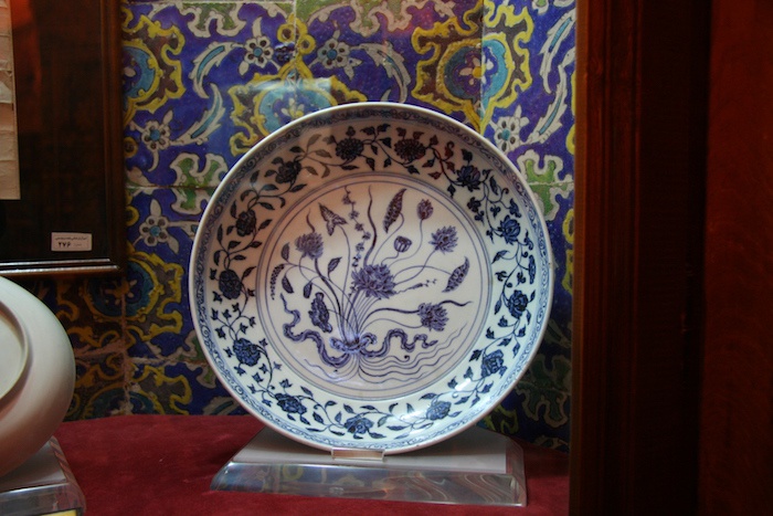 阿德比尔寺收藏的明代宣德官窑青花莲纹盘