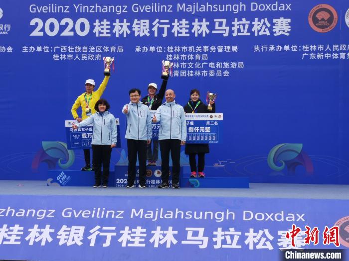 图为马拉松全程女子组冠亚季军颁奖. 欧惠兰 摄