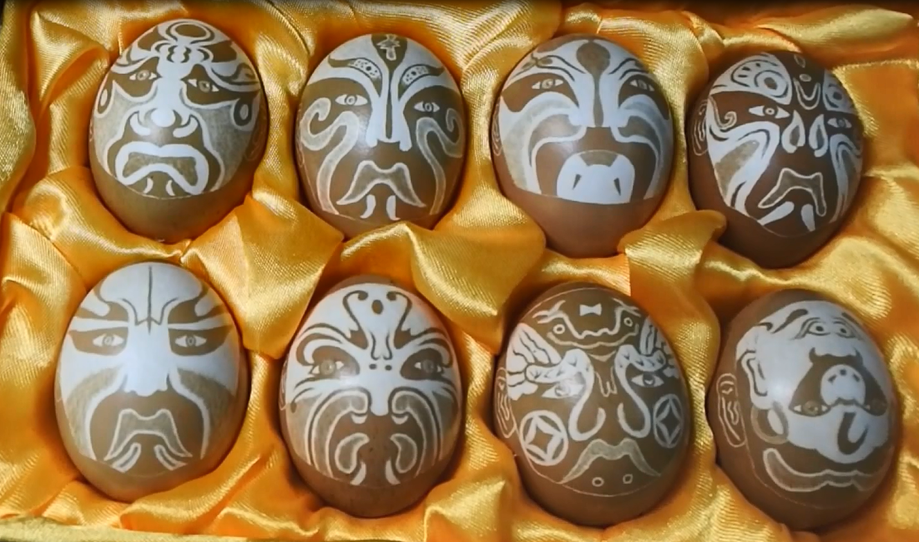 巧手在民间蛋壳上雕脸谱