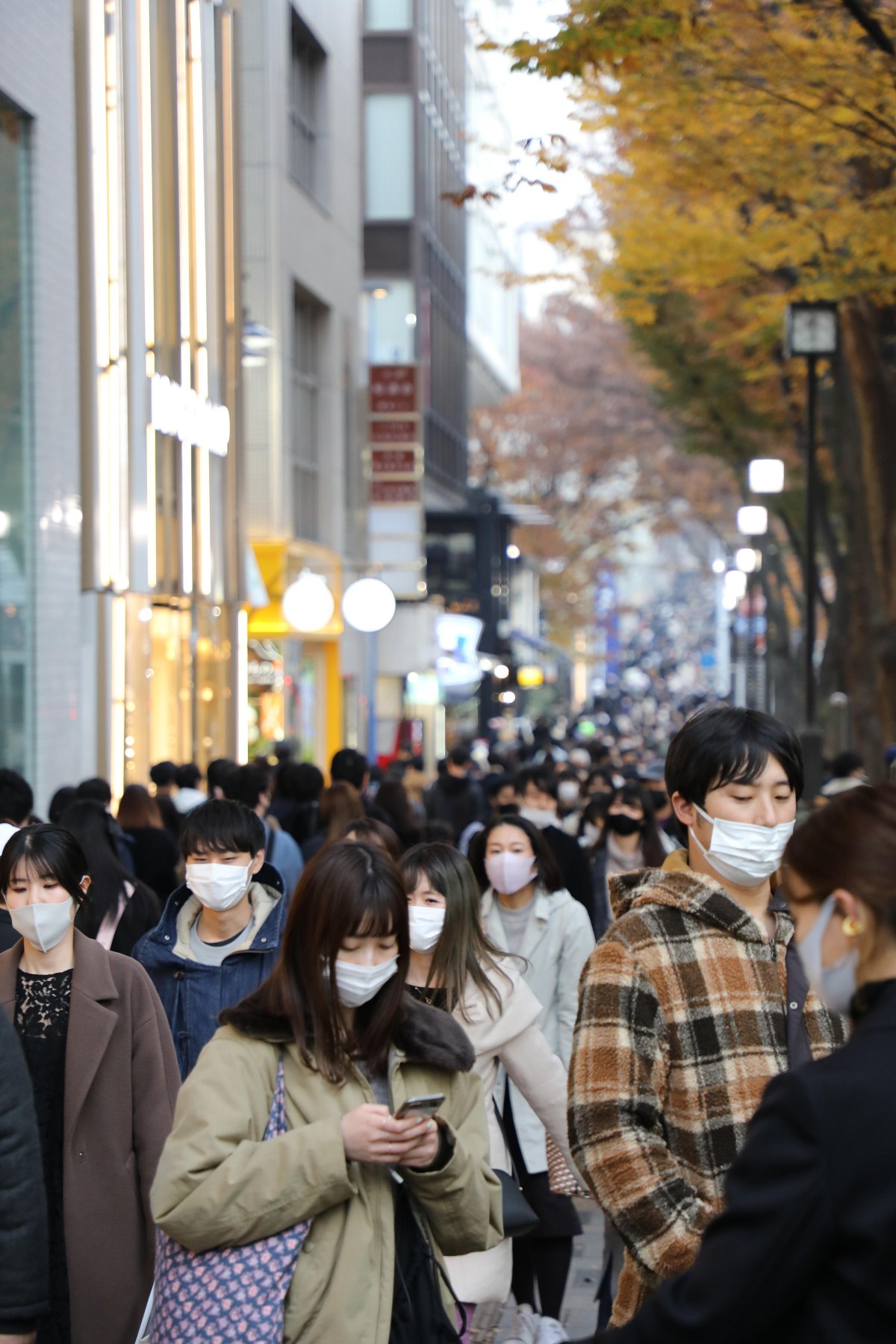 疫情期间喝酒脸摔出血 日本前大臣为聚会道歉