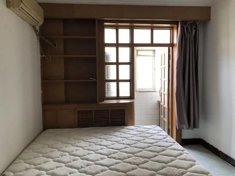 阜外大街甲22号院是1980年左右建成的社区，周边小学为阜外一小，小区内一套50平米的两室报价在580万元，单价达11.5万元/平米。陆肖肖摄