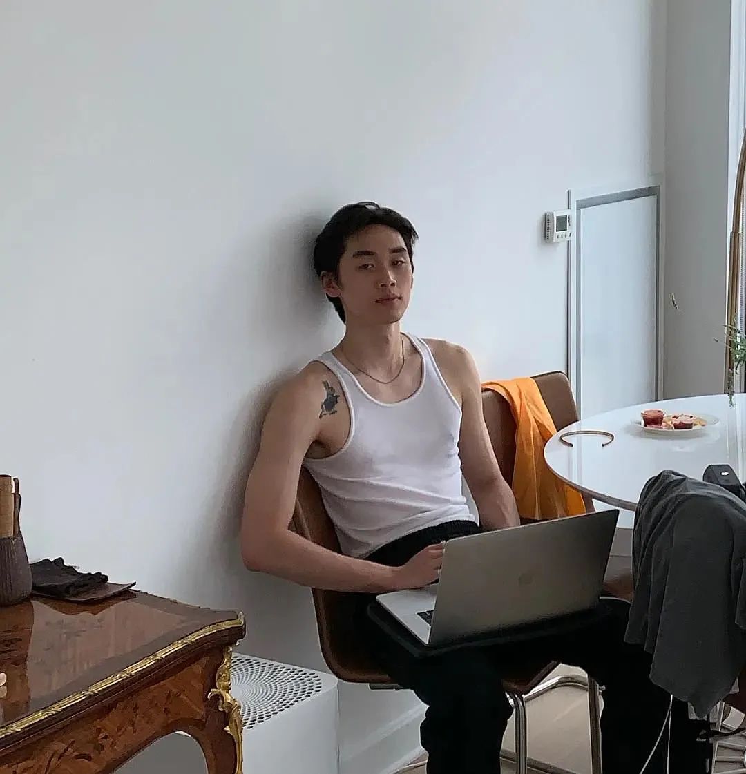 还记得林依轮的大儿子林子濠吗他现在是潮牌的主理人