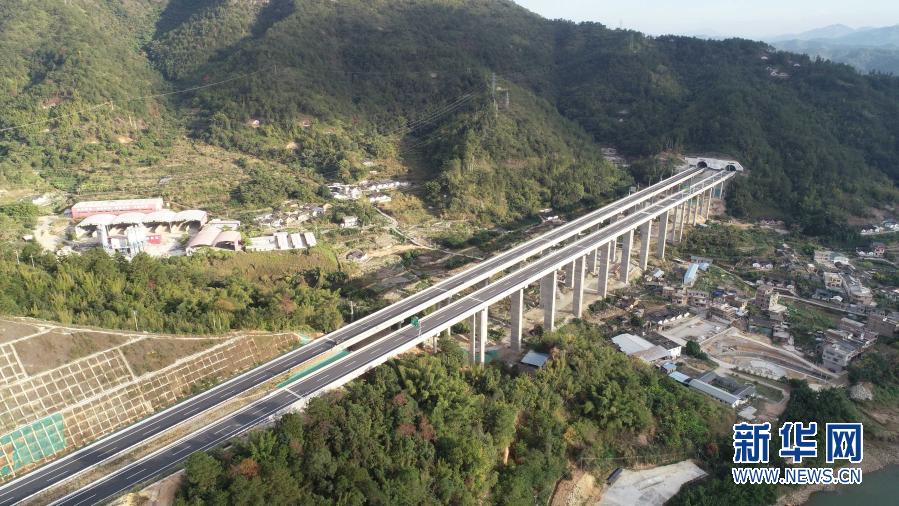 粤东北山区脱贫路大潮高速建成通车