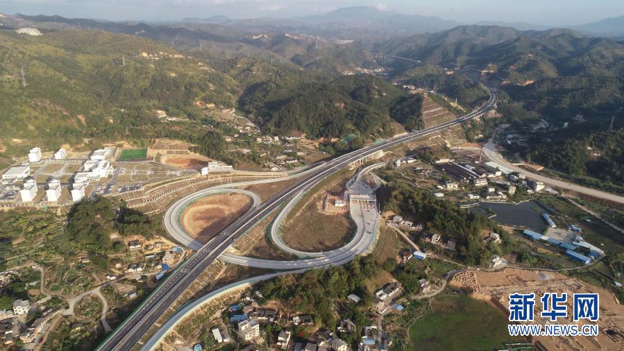 中铁十一局承建的大潮高速公路高陂互通立交工程(12月26日摄,无人机