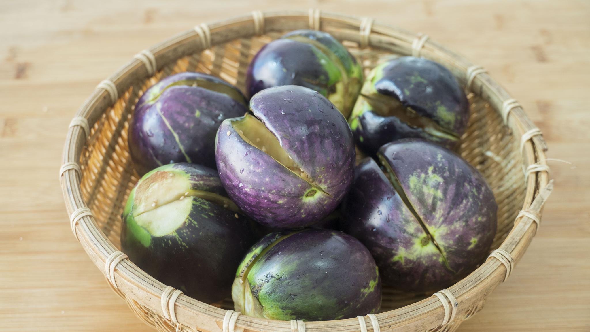 4,10分钟以后我们再用手指把茄子里面按出一个小窝窝,用盐腌过的茄子