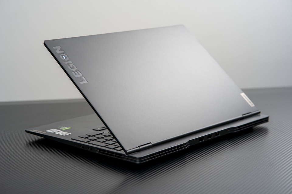 所以两者的做工质感在上手之后你还是可以快速察觉出联想拯救者y9000x