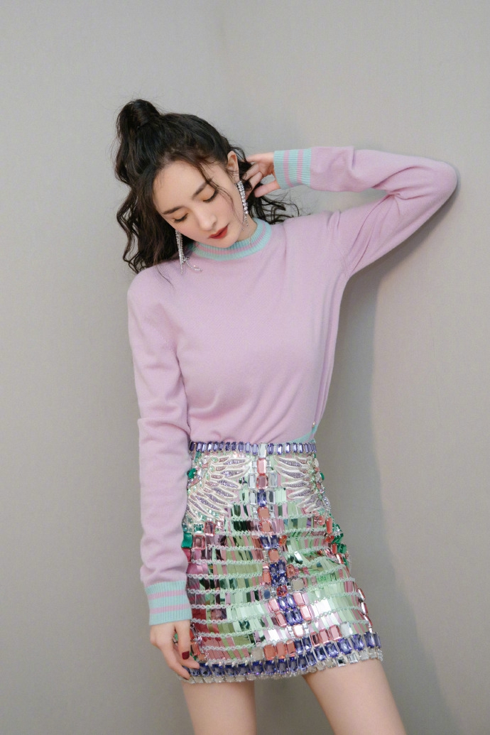 杨幂淡紫色上衣配亮片包臀裙 美腿细长流苏耳环超吸睛