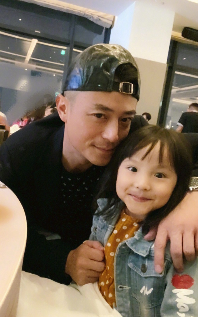 林心如为霍建华庆生高调示爱,以女儿小海豚口吻送跑车蛋糕秀恩爱