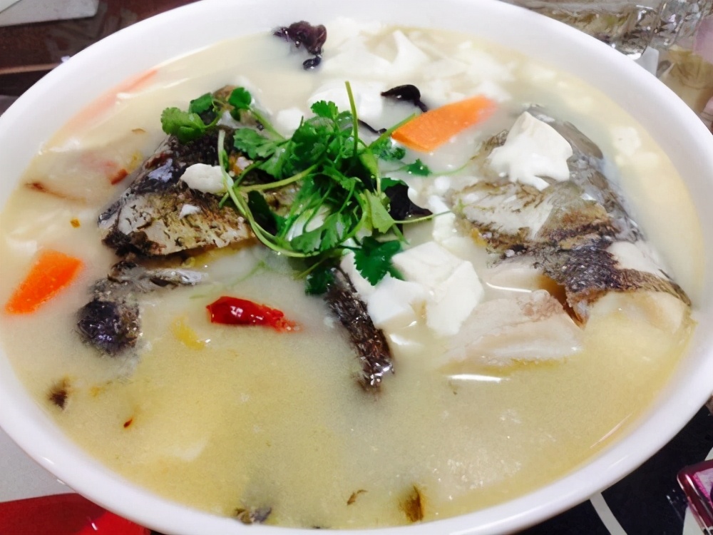 炖鱼头豆腐汤时记住3做1不放鱼汤没有腥味