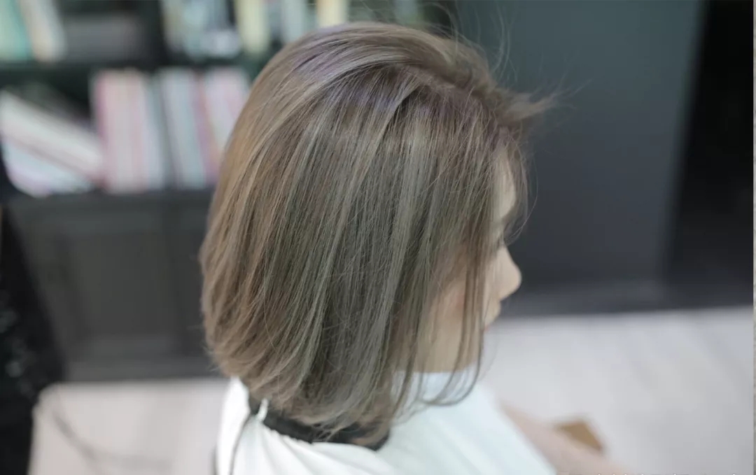 在米色的基础上加入蓝色,是一种比较沉稳的发色,比黑色轻松,冷色系的