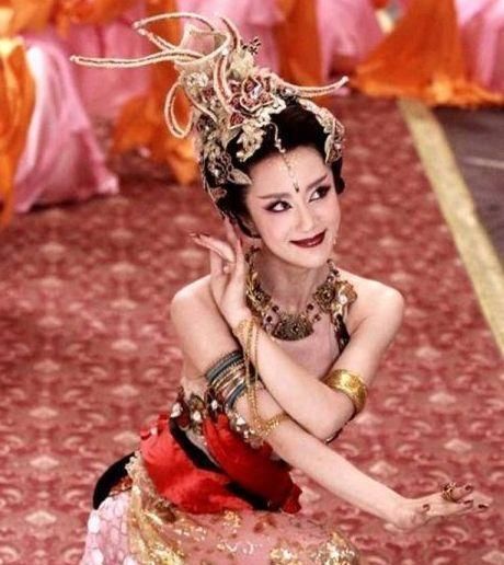 作品中,她都是演绝世佳人,《楚汉传奇》中的虞姬,《新洛神》中的甄宓