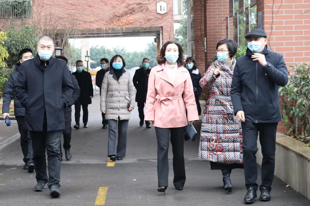 重庆市教委科技处莅临两江新区星辰初级中学调研智慧教育|智慧教育