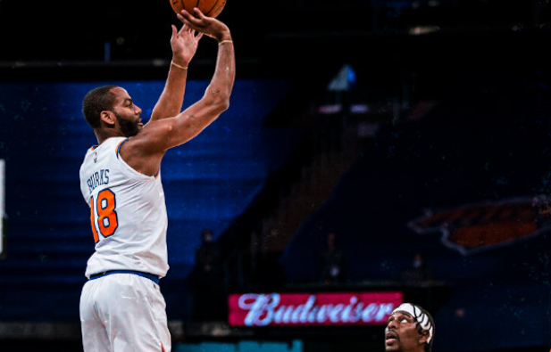 爆冷!尼克斯击败雄鹿迎首胜,佩顿27 7,字母哥空砍27 13 5