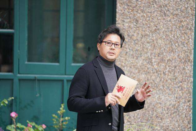 佟瑞欣本是琼瑶小生,因出演《梅花三弄之鬼丈夫》而走红.