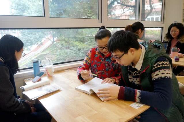 3岁儿子确诊自闭症,妈妈辞职陪读,如今儿子考上大学她还是同桌休闲区蓝鸢梦想 - Www.slyday.coM 3岁儿子确诊自闭症,妈妈辞职陪读,如今儿子考上大学她还是同桌休闲区蓝鸢梦想 - Www.slyday.coM