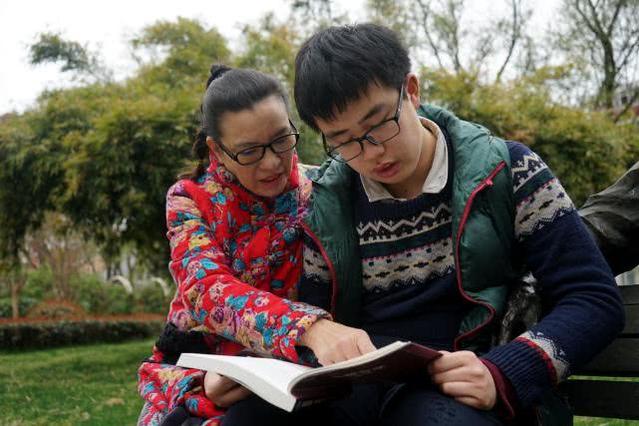 3岁儿子确诊自闭症,妈妈辞职陪读,如今儿子考上大学她还是同桌休闲区蓝鸢梦想 - Www.slyday.coM 3岁儿子确诊自闭症,妈妈辞职陪读,如今儿子考上大学她还是同桌休闲区蓝鸢梦想 - Www.slyday.coM