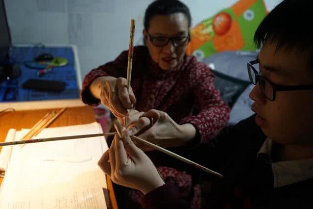 3岁儿子确诊自闭症,妈妈辞职陪读,如今儿子考上大学她还是同桌休闲区蓝鸢梦想 - Www.slyday.coM 3岁儿子确诊自闭症,妈妈辞职陪读,如今儿子考上大学她还是同桌休闲区蓝鸢梦想 - Www.slyday.coM