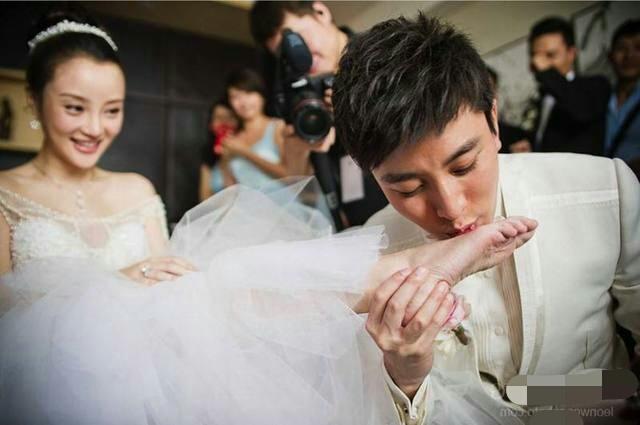 到现在还记得贾乃亮表示:"可以选择原谅李小璐5次",之后却因为"亲密