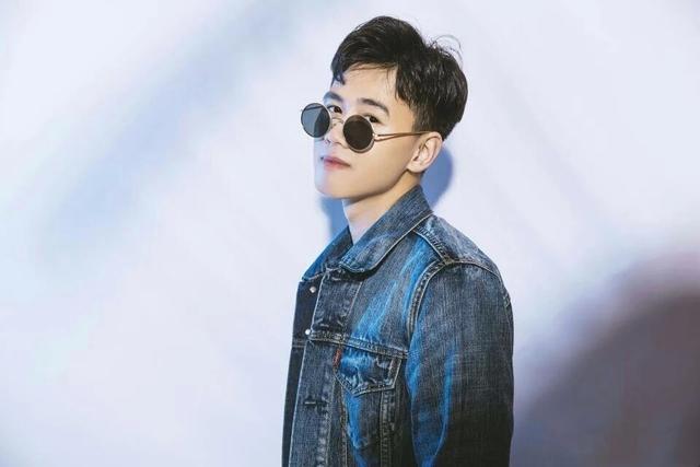 这几款短发发型太帅了,非常适合脸大的男生