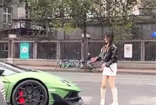 女司机开1000万兰博基尼停车难,直接徒手推进车位,这女人不寻常休闲区蓝鸢梦想 - Www.slyday.coM