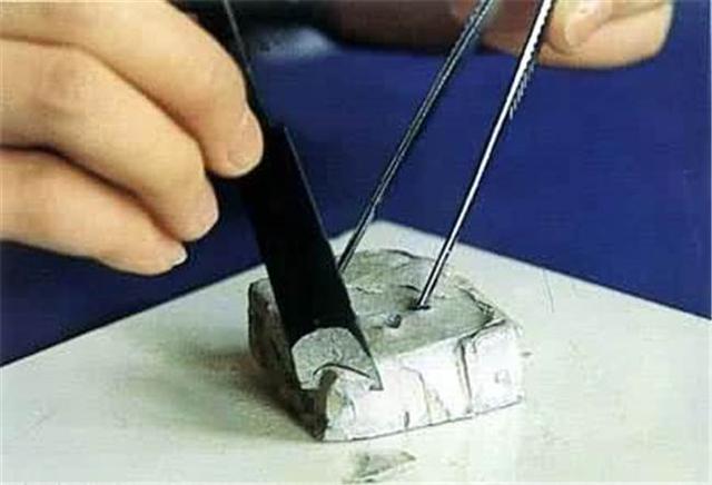 他把整块金属钠丢到池塘中，没想到接下来的画面会如此可怕！|化学反应|爆炸_新浪新闻