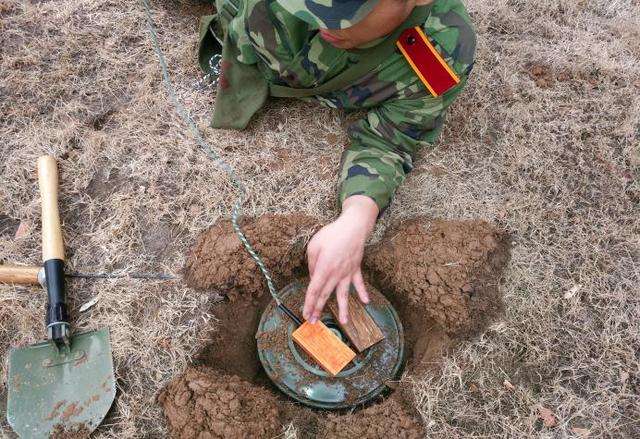 72式反步兵地雷,这是我国自行研制而成的一种地雷,可探测性极低,属于