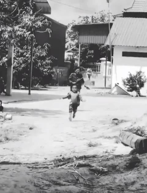 小时候被妈妈追着打,是多么幸福的事情