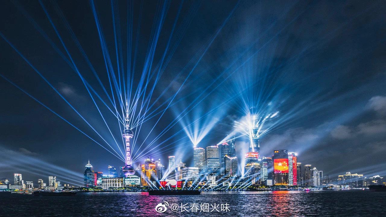 ▼外滩 每年外滩跨年几乎都是人声鼎沸