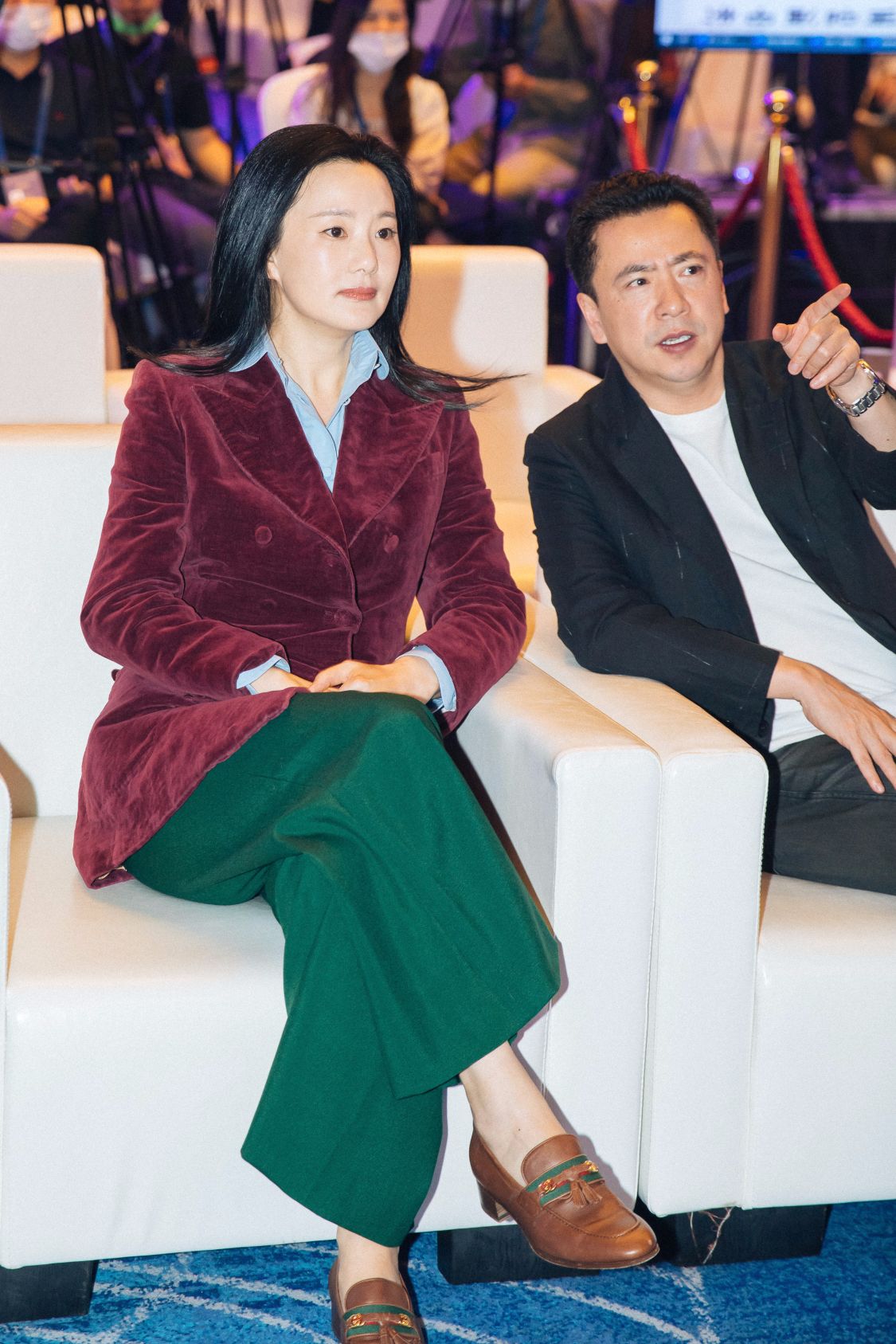 咏梅参加活动,红色西装配绿色阔腿裤,气质优雅并不土气