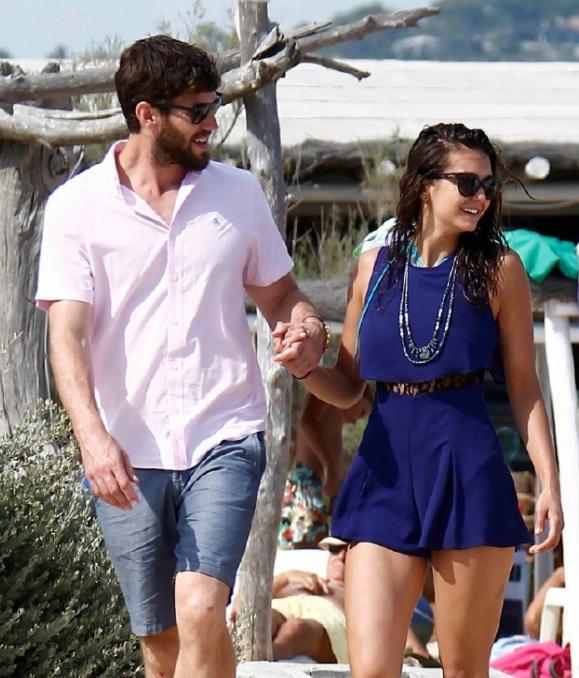 31岁妮娜杜波夫圣诞秀恩爱男友面容沧桑显老态合影似两代人