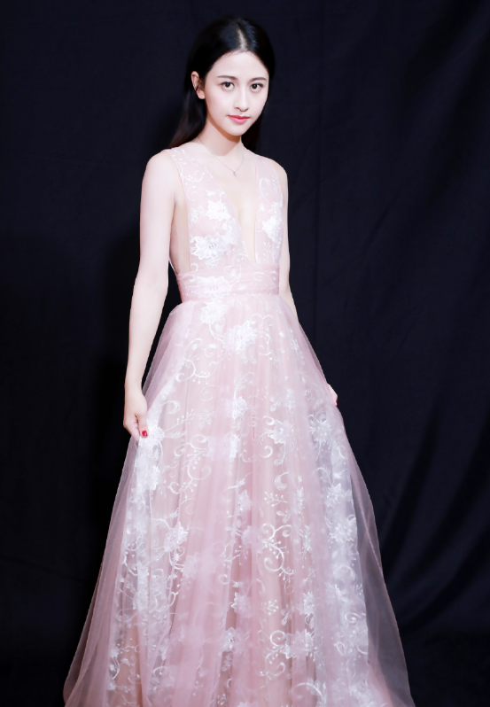 除了有着逆天"神颜"外,陈雅丽的身材也极度优越.