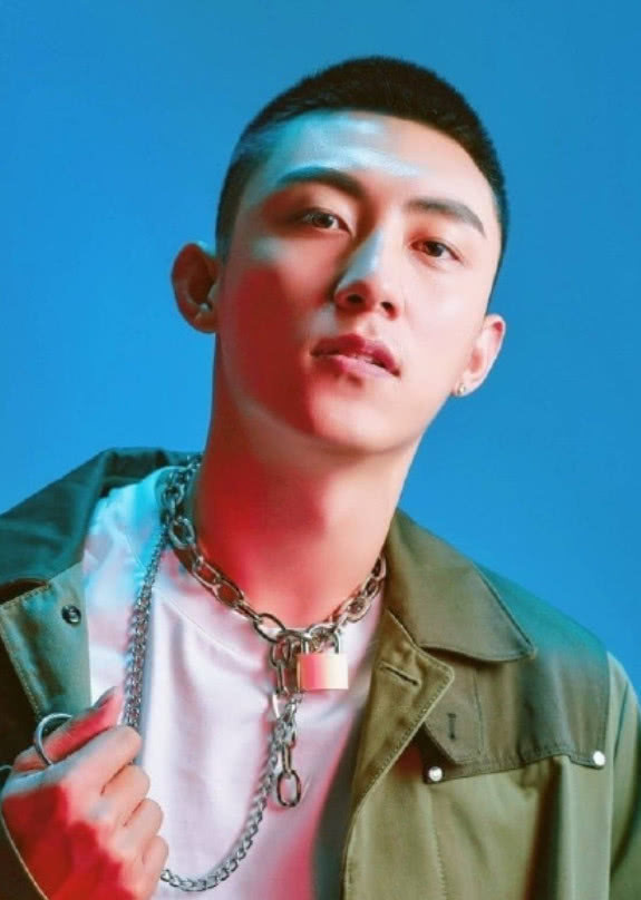 寸头帅出荧屏,成男星标配,易烊千玺,王安宇无一例外