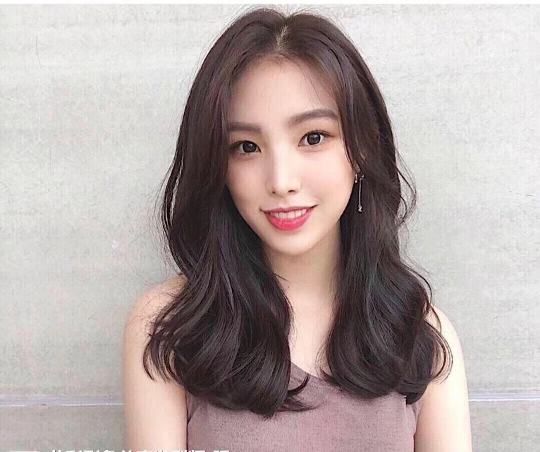 百搭修饰脸型且显气质,难怪"气垫烫"发型这么受小姐姐们的欢迎