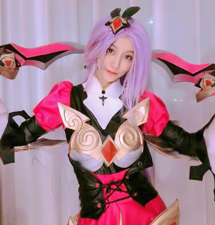 刚公开离婚消息南波儿就高强度营业cos女帝被粉丝盛赞